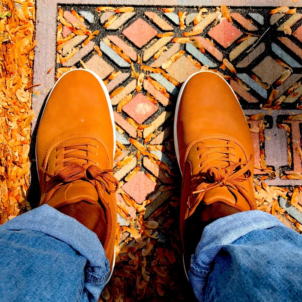 I’m selling these nice and good quality sneakers